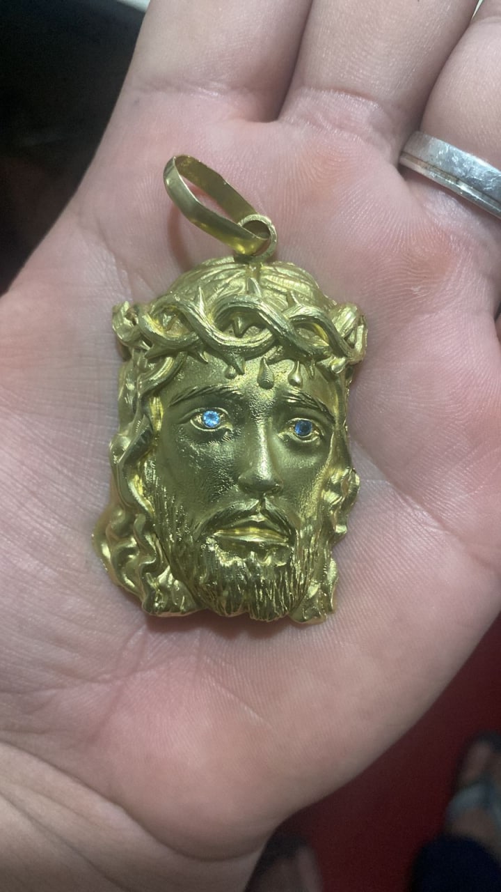 Christ face pingent